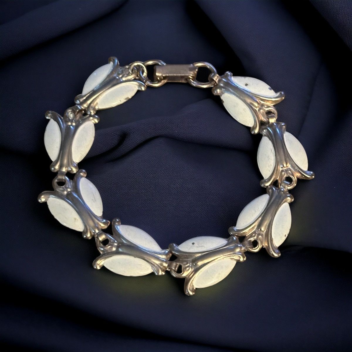 Vintage Vintage gold tone white enamel tulip link bracelet Size ONE SIZE - 1 Thumbnail