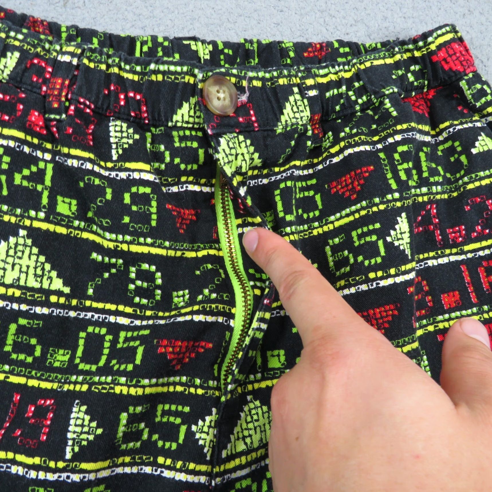 Chubbies Chubbies Shorts Men Medium 5" Black Lime Red Aztec Graphic Tribal Print Geometric Pattern Casual Size US 30 / EU 46 - 4 Thumbnail