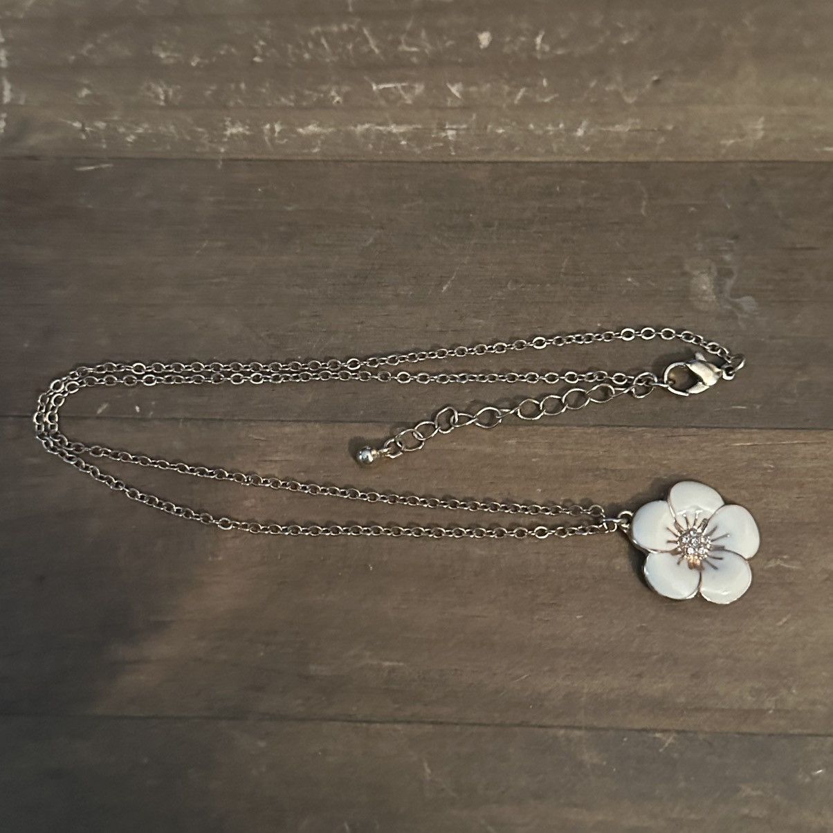 Other Gold tone white enamel flower pendant necklace Size ONE SIZE - 2 Thumbnail