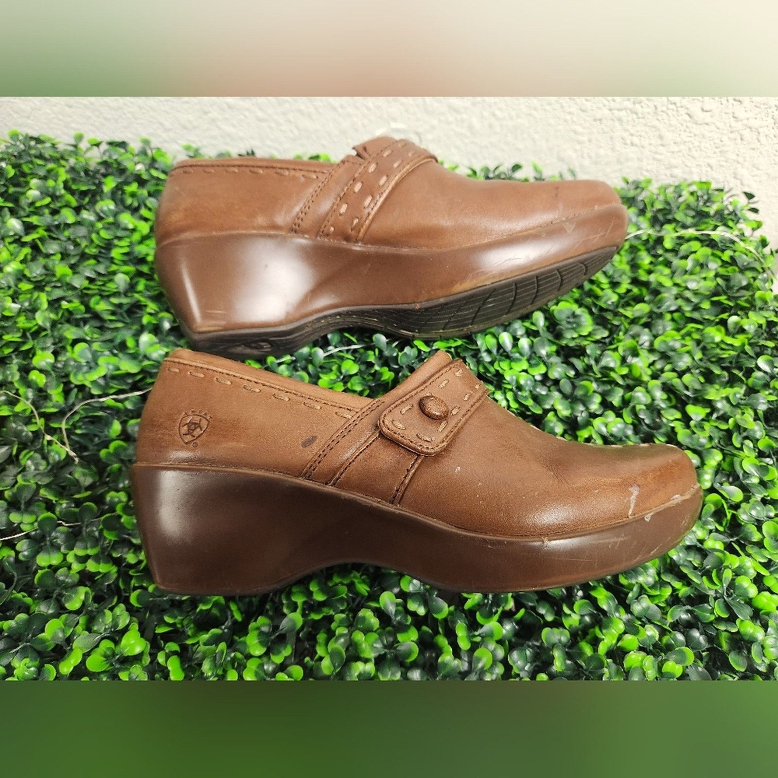 Ariat Ariat‎ Women’s Chestnut Leather slip on clog shoe in size 8B Size US 8 / IT 38 - 7 Thumbnail