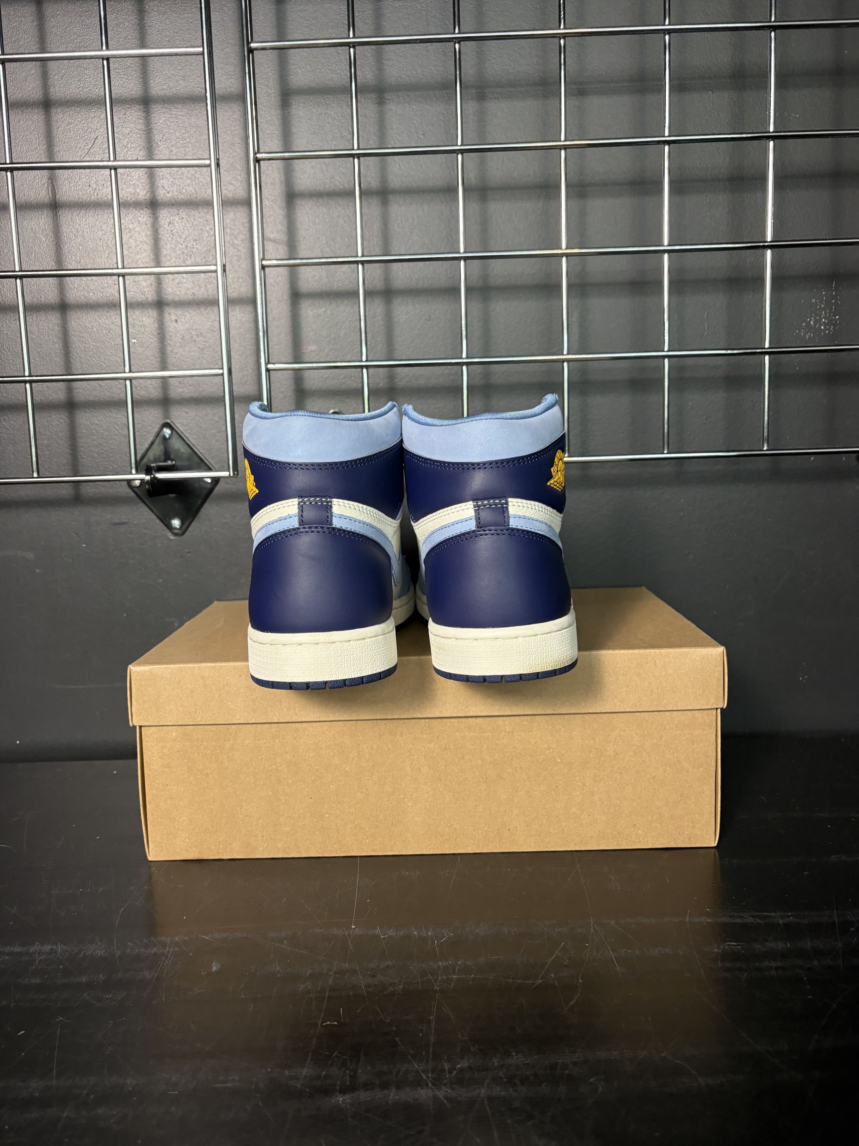 Jordan Brand Air Jordan 1 High OG "First in Flight" (WMNS) **PRE-OWNED** REP. BOX - Size 10.5 Size US 10.5 / IT 40.5 - 3 Thumbnail