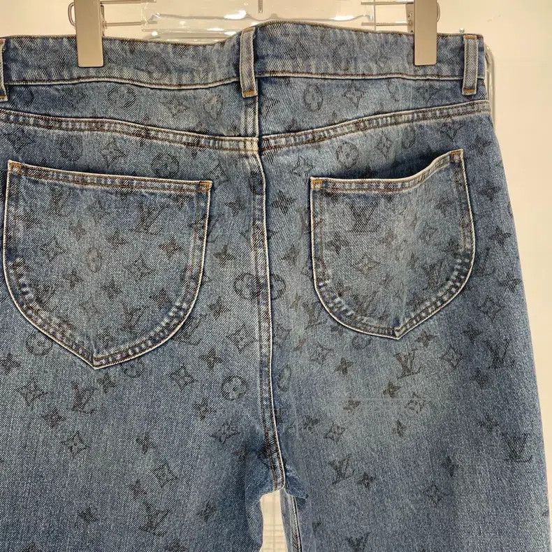 Louis Vuitton Louis Vuitton Gradient presbyopia logo jeans Size US 33 - 1 Thumbnail