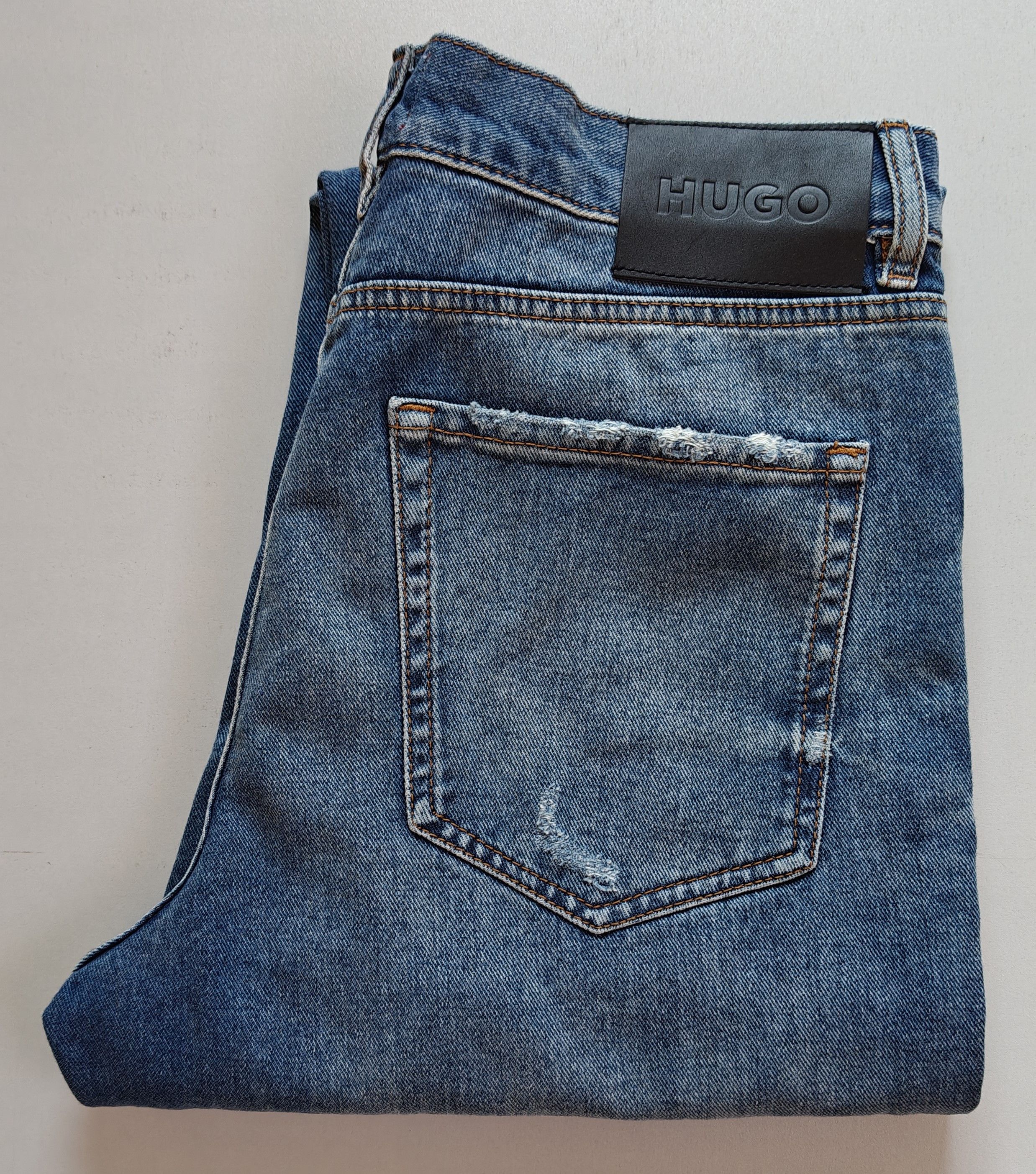 Hugo HUGO Relaxed Tapered Fit men's Jeans Free Shipping T/6077 Size US 30 / EU 46 - 1 Thumbnail