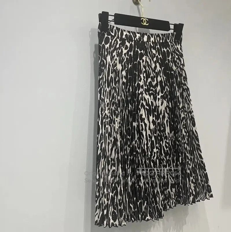 Burberry Burberry Pleated Leopard Print Midi Skirt. Size 23" - 3 Thumbnail