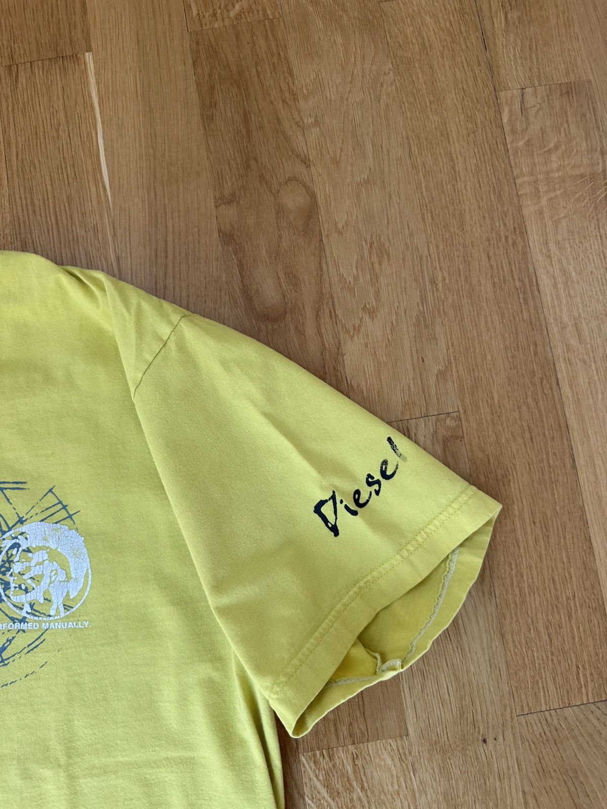 Diesel Vintage Mens Diesel Yellow T-shirt Big Logo Centre Fit Size US XL / EU 56 / 4 - 10 Thumbnail