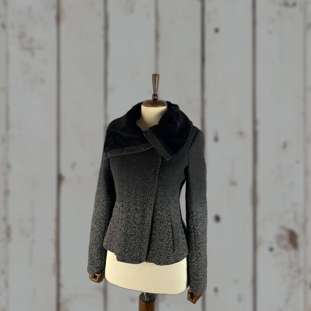 Armani Exchange Armani Exchage Womens Jacket Wool Zip Faux Fur Collar Black Size M Coat Mid-Length White? Size M / US 6-8 / IT 42-44 - 1 Thumbnail