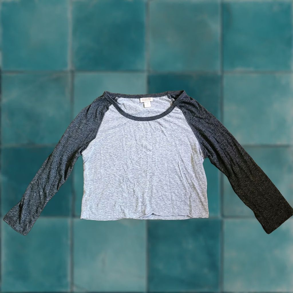 Mossimo Mossimo Women's Gray Cropped Long Sleeve T-Shirt - Size S - Pullover, Regular Fit, Casual Size S / US 4 / IT 40 - 1 Thumbnail