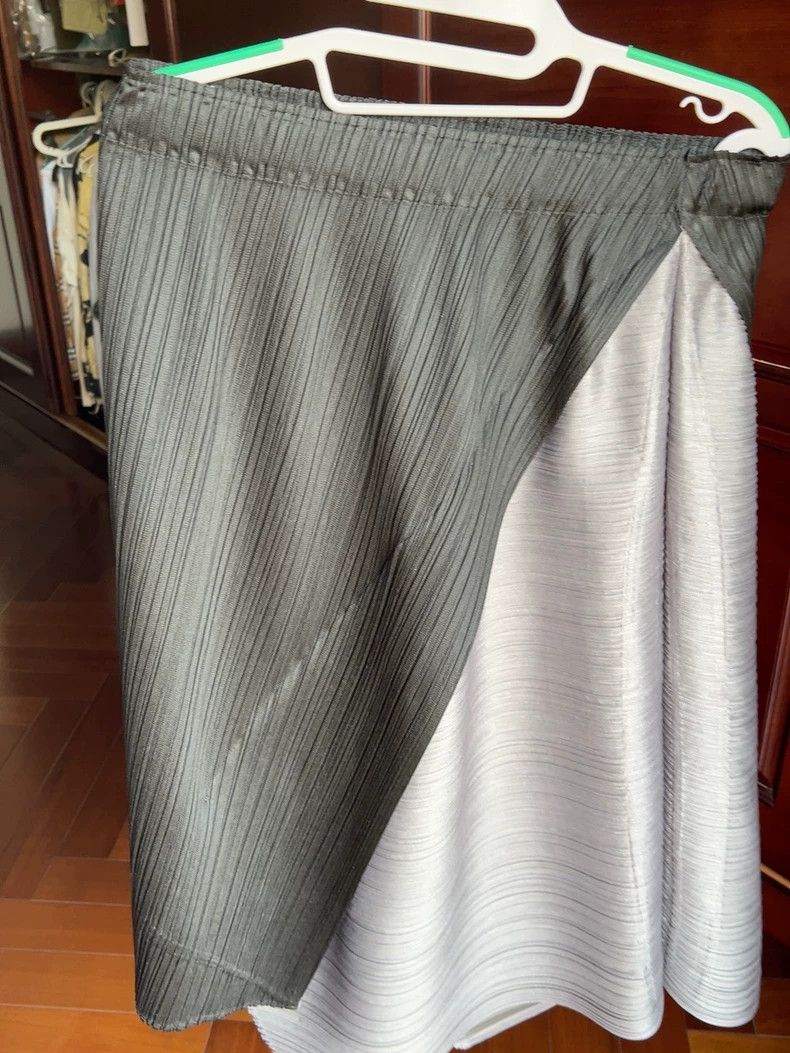 Issey Miyake Issey Miyake size:3 Black and grey pleated skirt Size 31" - 3 Thumbnail