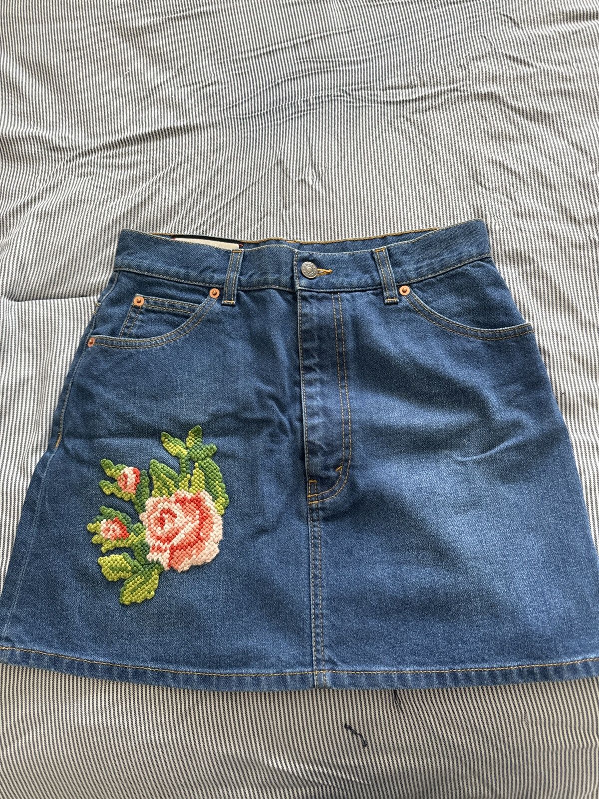 Gucci Gucci mini skirt with rose detail Size 42" / US 20 - 4 Thumbnail