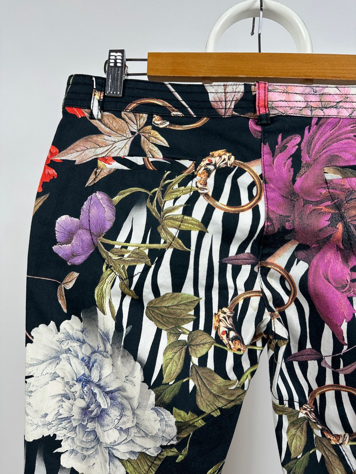 Roberto Cavalli Vintage Roberto Cavalli Class Floral Carpi Cropped Pants Size 32" / US 10 / IT 46 - 12 Thumbnail