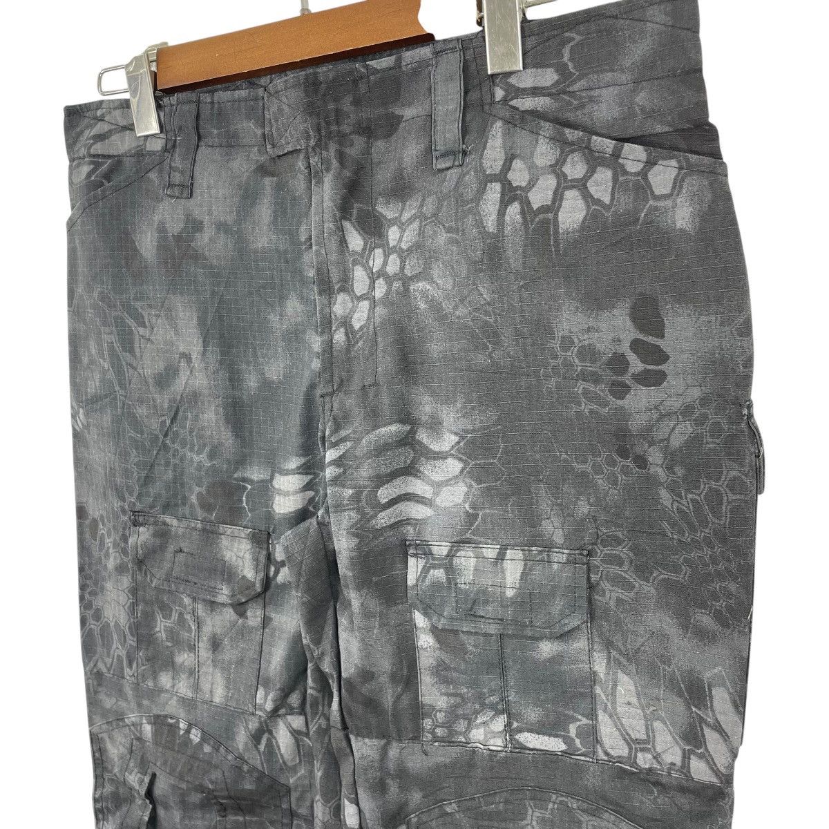 Japanese Brand Vintage Snake Patterned Camouflage Trousers Ski Pants Size US 35 - 5 Thumbnail