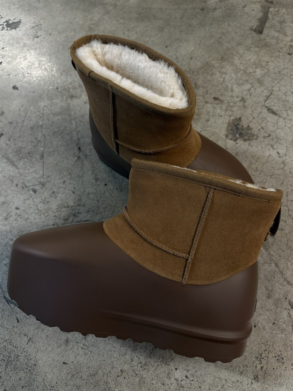 Ugg Ugg Mini Pumped Molded Boots Size US 10 / EU 43 - 2 Thumbnail