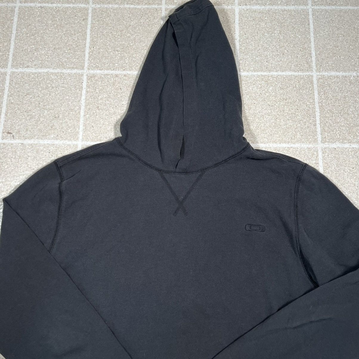 Oakley Y2K Oakley Black Pullover Hoodie Embroidered Logo Size M Size US M / EU 48-50 / 2 - 2 Thumbnail