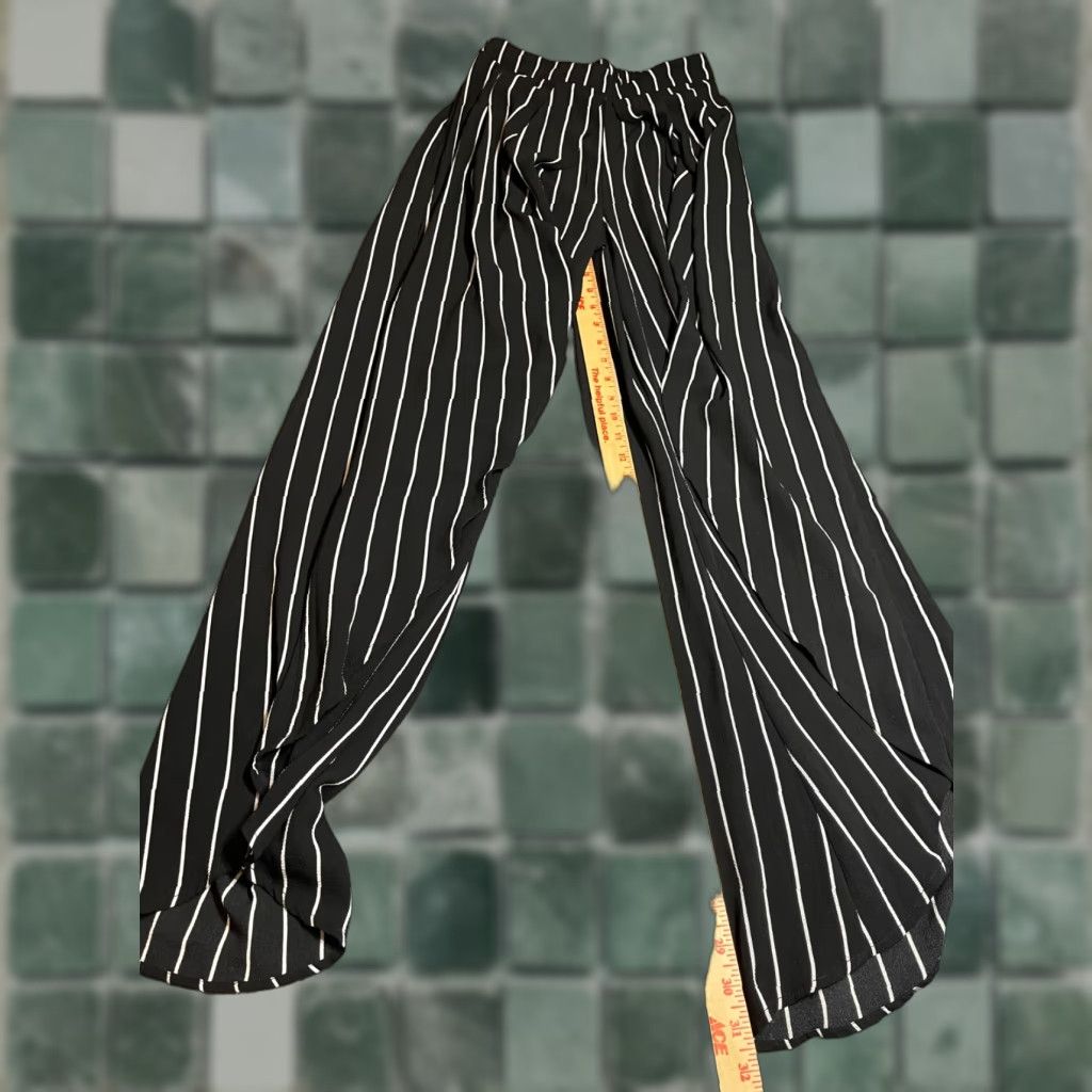 Vintage **White Stretch Black Women's Medium Jogger Pants** User: **White Stretch Black Women's Medium Jogger Pants** Size 32" / US 10 / IT 46 - 1 Thumbnail