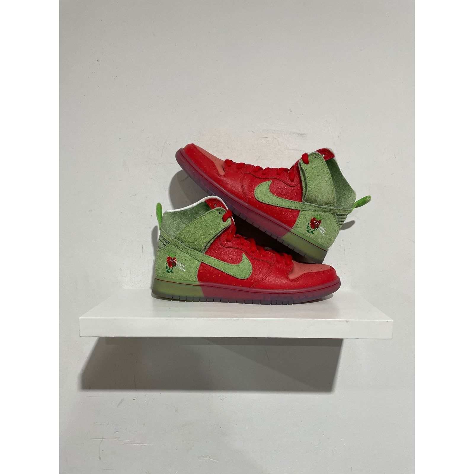 Nike NIKE SB HIGH STRAWBERRY COUGH SIZE 10 PREOWNED Size US 10 / EU 43 - 1 Thumbnail