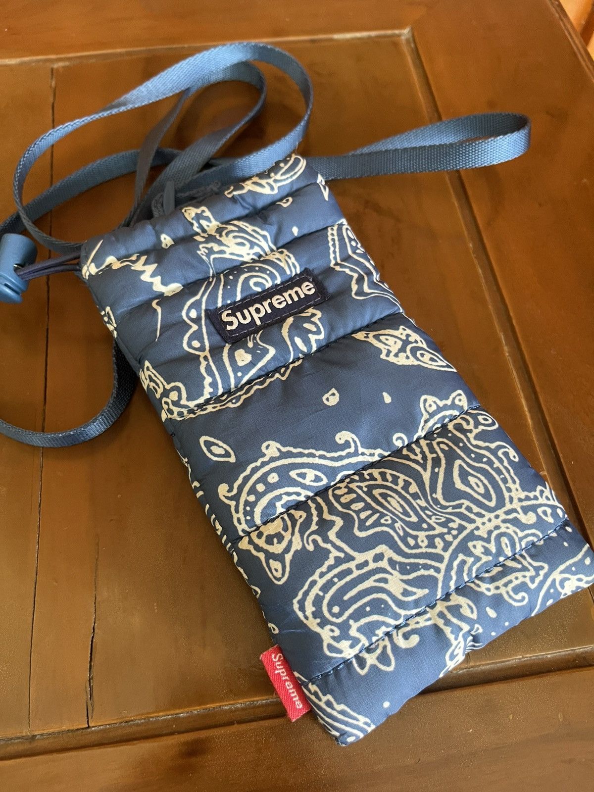 Supreme SUPREME BANDANA POUCH HANDPHONE Size ONE SIZE - 2 Thumbnail