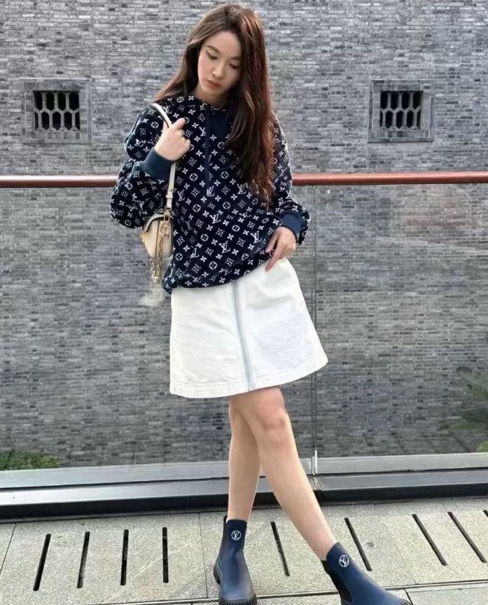 Louis Vuitton Louis Vuitton Lv sweatshirt 2412-Nextarrow Size US M / EU 48-50 / 2 - 7 Thumbnail