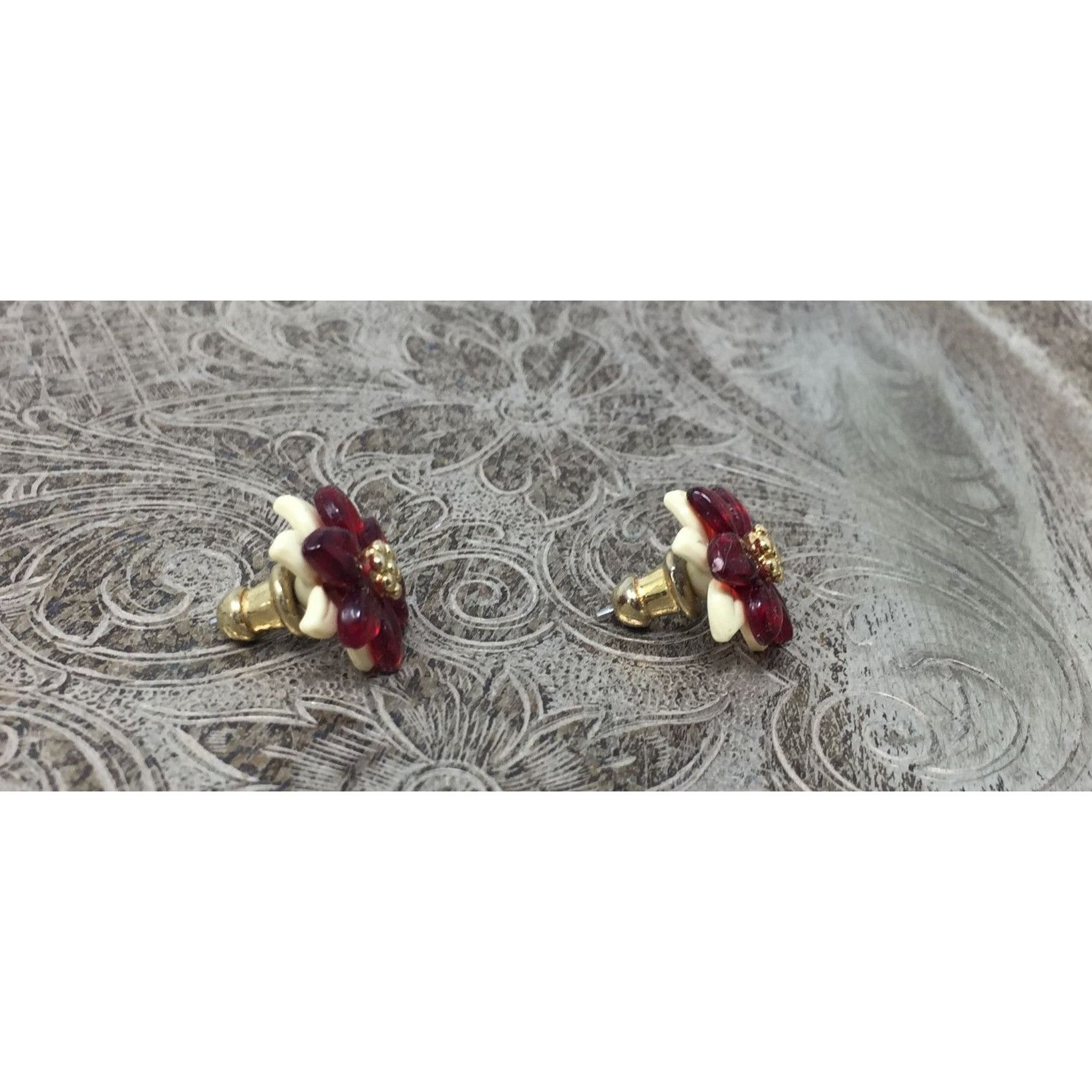 Other AVON Women's Red and White Flower Stud Earrings Size ONE SIZE - 2 Thumbnail