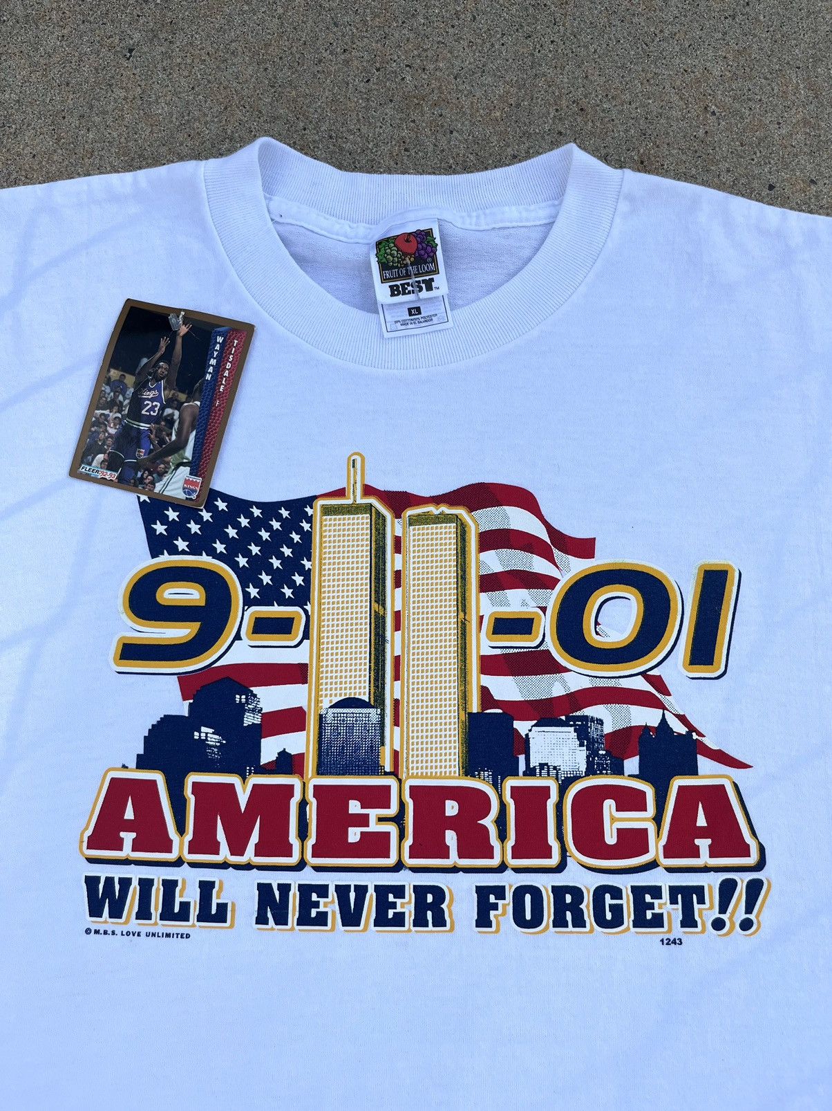Fruit Of The Loom × Vintage DEADSTOCK VINTAGE 90’S AMERICA “WILL NEVER FORGET!!” T-SHIRT Size US XL / EU 56 / 4 - 1 Thumbnail
