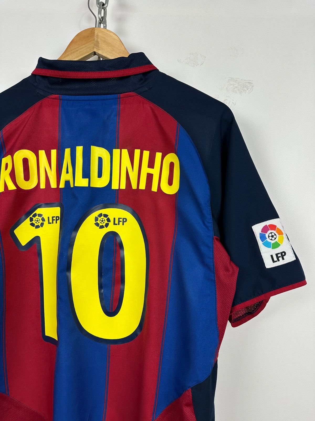 Nike 2003/04 Vintage Nike FC Barcelona Ronaldinho Soccer Jersey Size US M / EU 48-50 / 2 - 13 Thumbnail