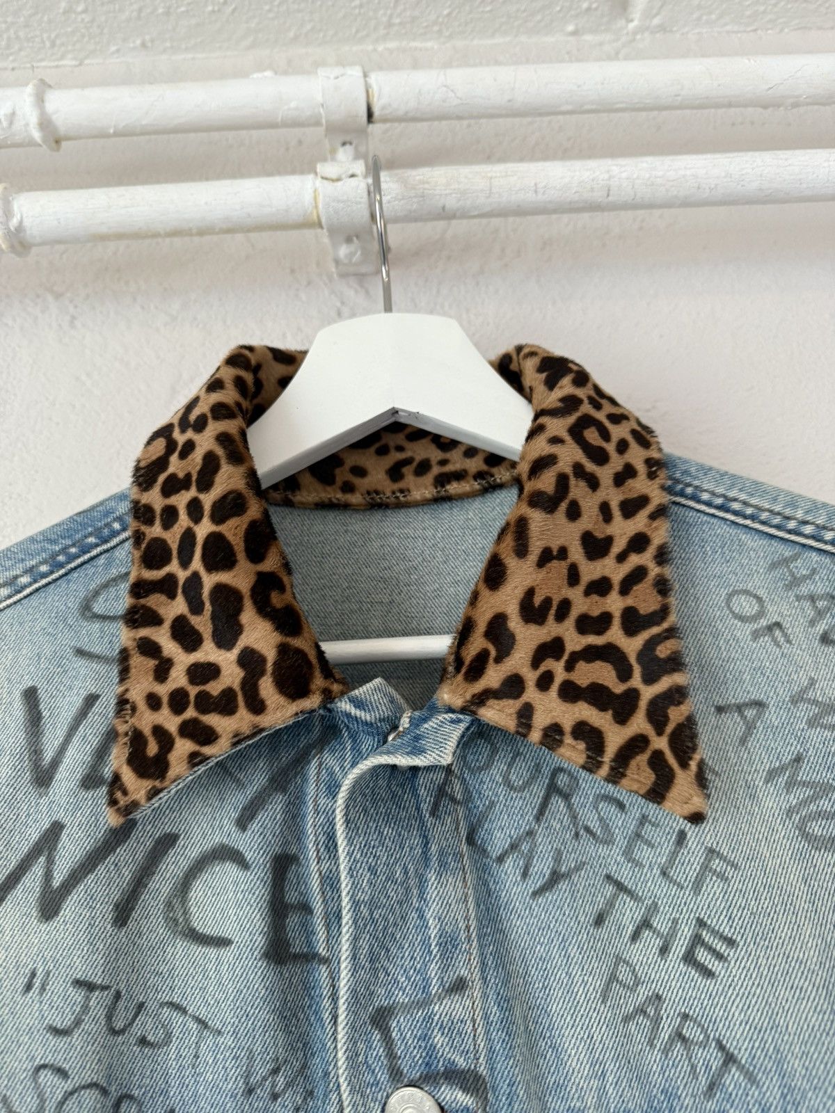 Gucci Graffiti Denim Jacket with Leopard Print Collar Size US M / EU 48-50 / 2 - 5 Thumbnail