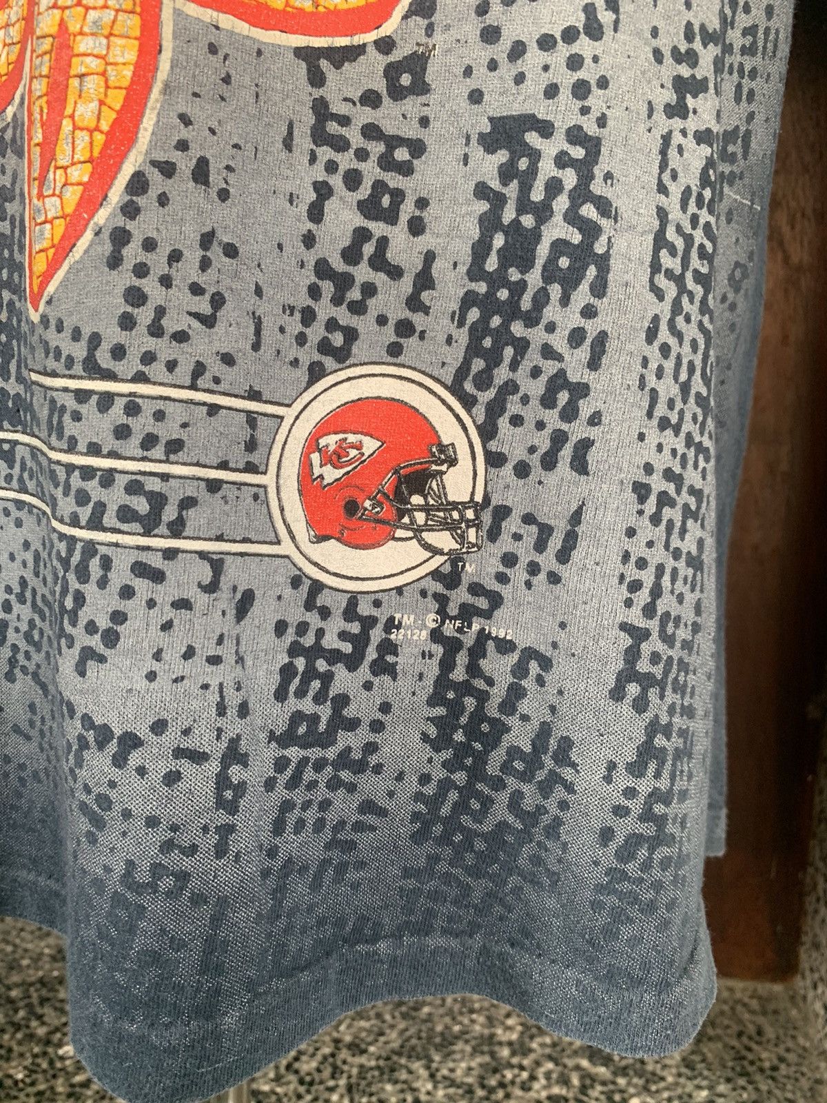 NFL × Vintage Vintage 90s Kansas City Chiefs Over Print NFL Team T shirt Size US L / EU 52-54 / 3 - 3 Thumbnail