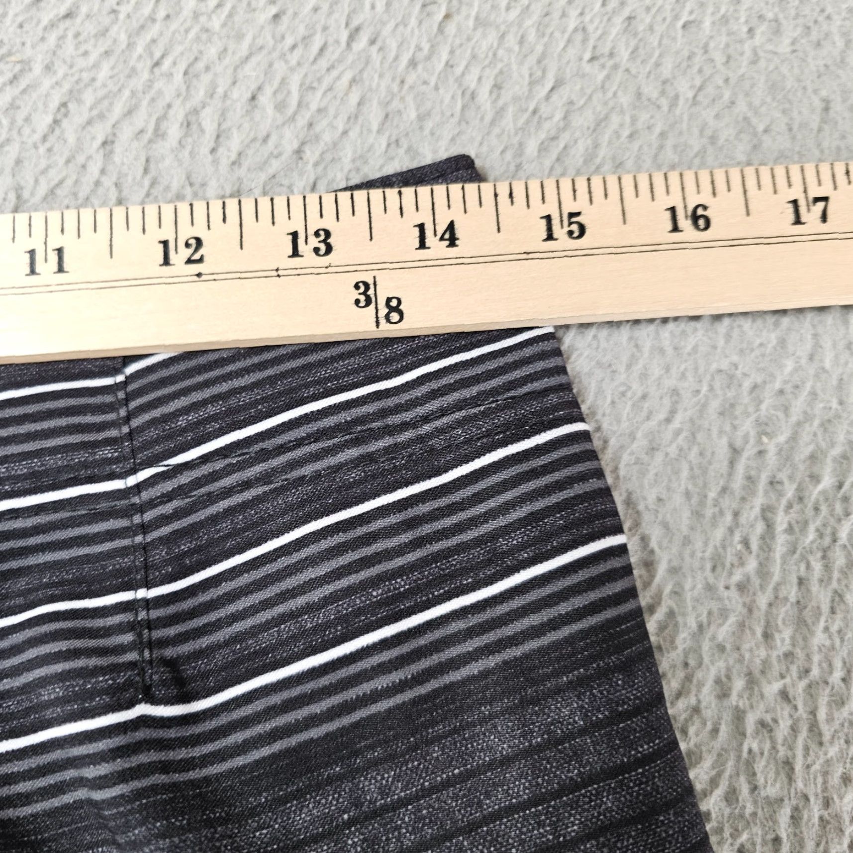 O'Neill **Mens O'Neill Black Striped Swim Trunks 28** User: **O'Neill Mens Black Striped Swim Trunks Size 28** Size US 28 / EU 44 - 4 Thumbnail
