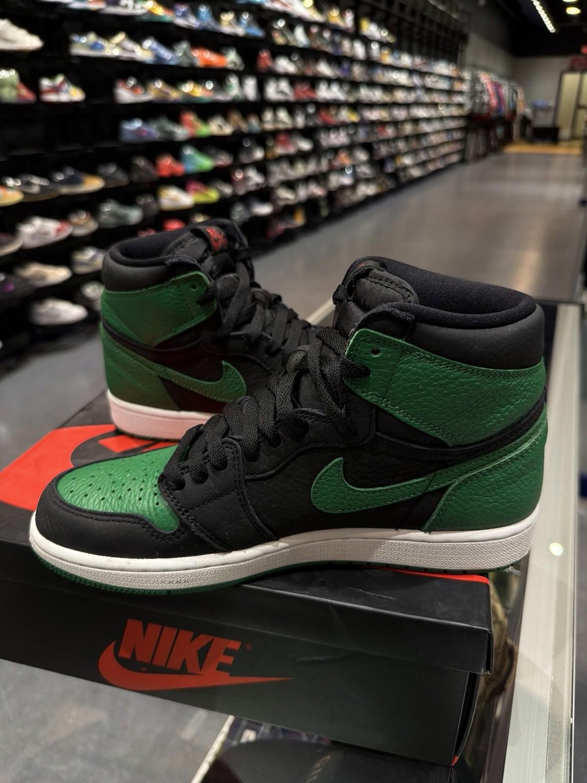 Jordan Brand Size 8.5 - Jordan 1 Retro OG High Pine Green 2.0 555088 030 Size US 8.5 / EU 41-42 - 12 Thumbnail