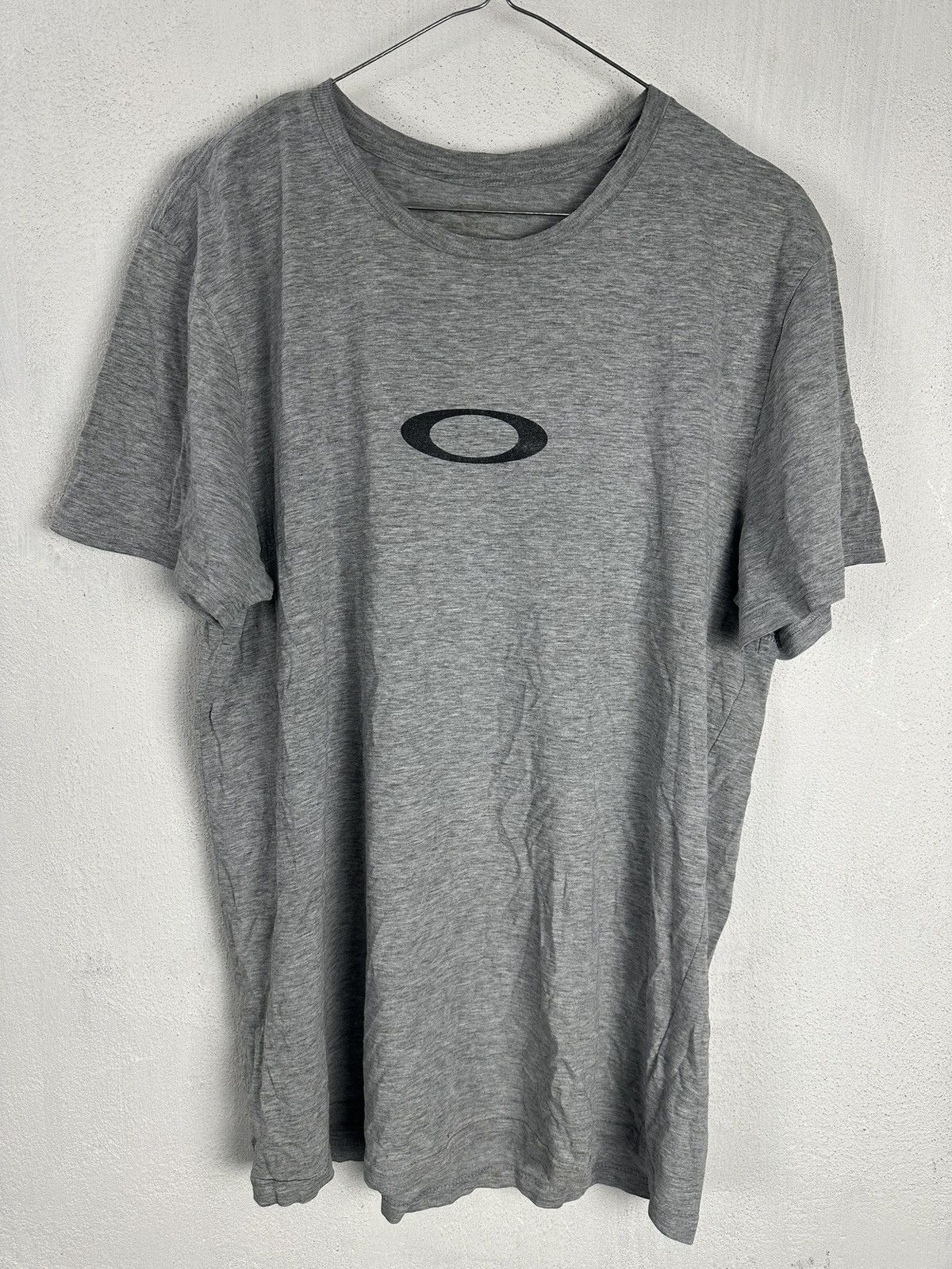 Japanese Brand Mens Vintage Oakley T Shirt centre logo Y2K rare streetwear Size US M / EU 48-50 / 2 - 1 Thumbnail