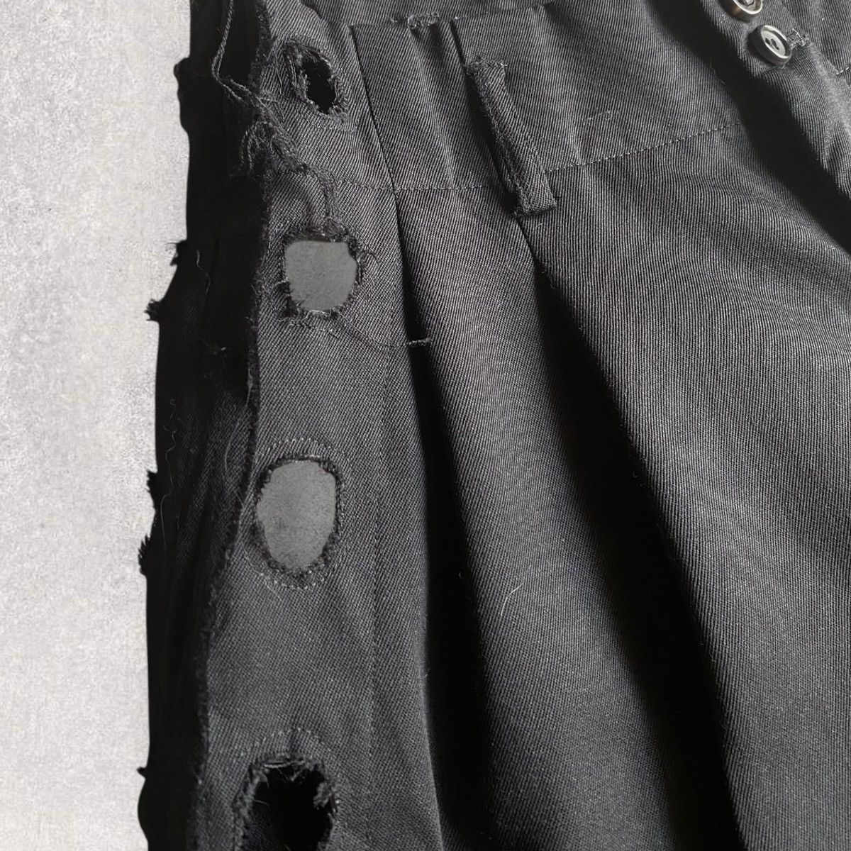 Comme des Garcons 2015 Comme Des Garcons Side Holes Pleats Shorts Size 27" / US 4 / IT 40 - 3 Thumbnail