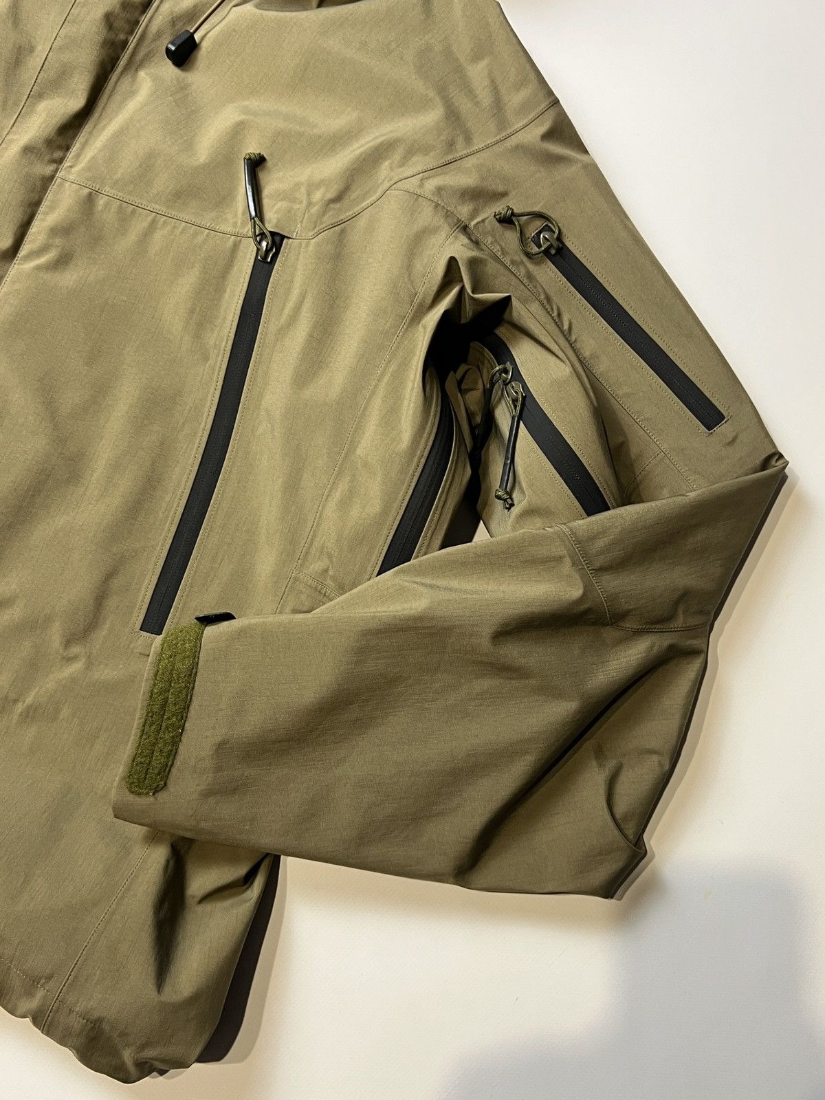 Arc'teryx Arc'teryx LEAF Alpha Gen 1 Jacket – Crocodile / Gore-Tex Size US XL / EU 56 / 4 - 3 Thumbnail