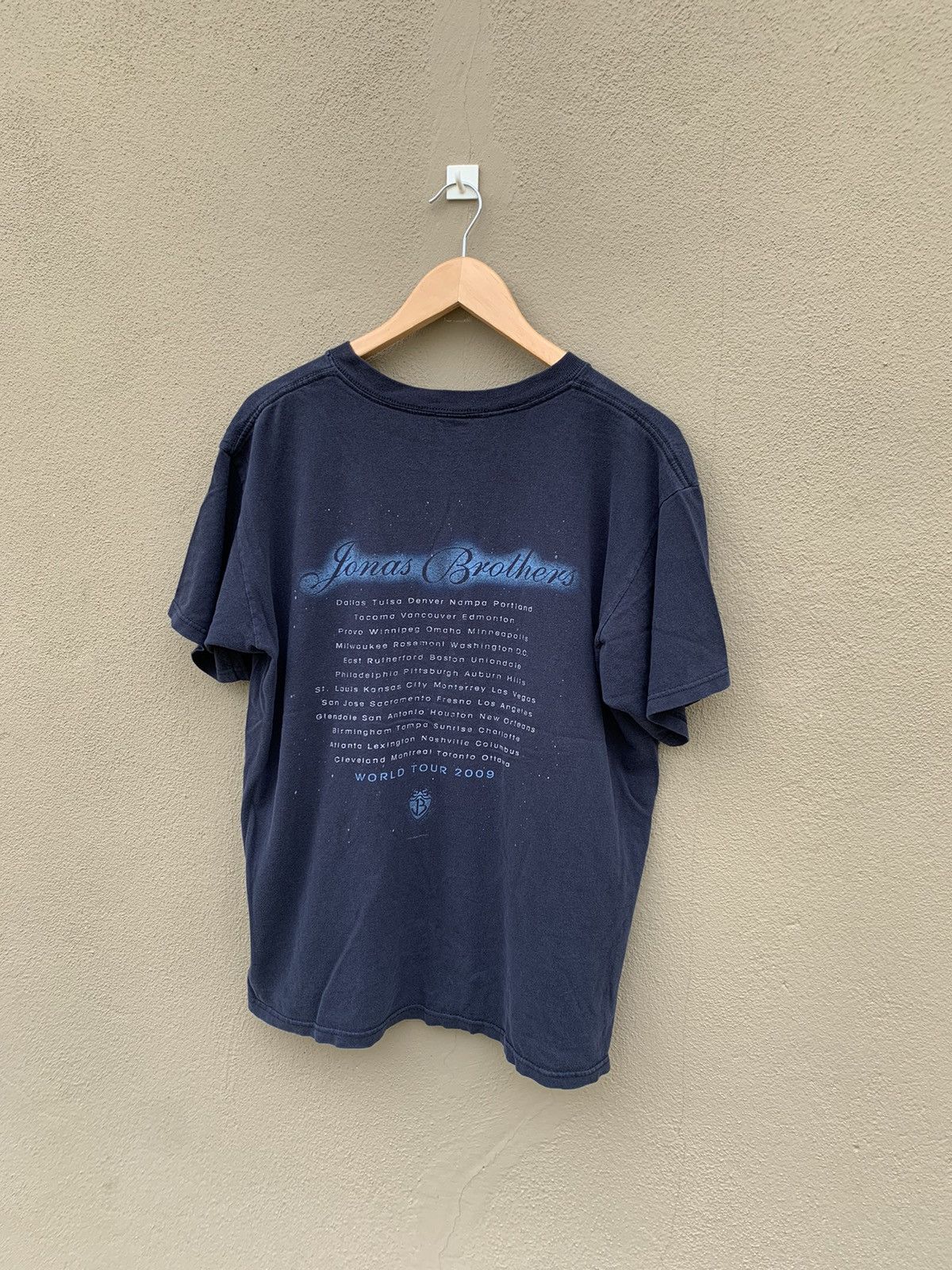 Band Tees Distressed THRASHED Faded Jonas Brothers world Tour Tshirt Size US L / EU 52-54 / 3 - 5 Thumbnail
