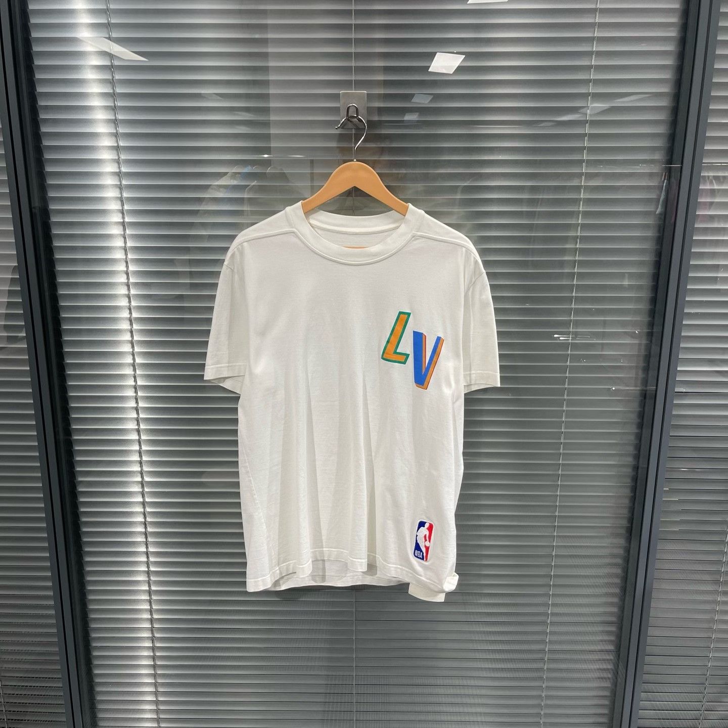 Louis Vuitton Louis Vuitton NBA Logo Print T-Shirt Size US M / EU 48-50 / 2 - 1 Thumbnail