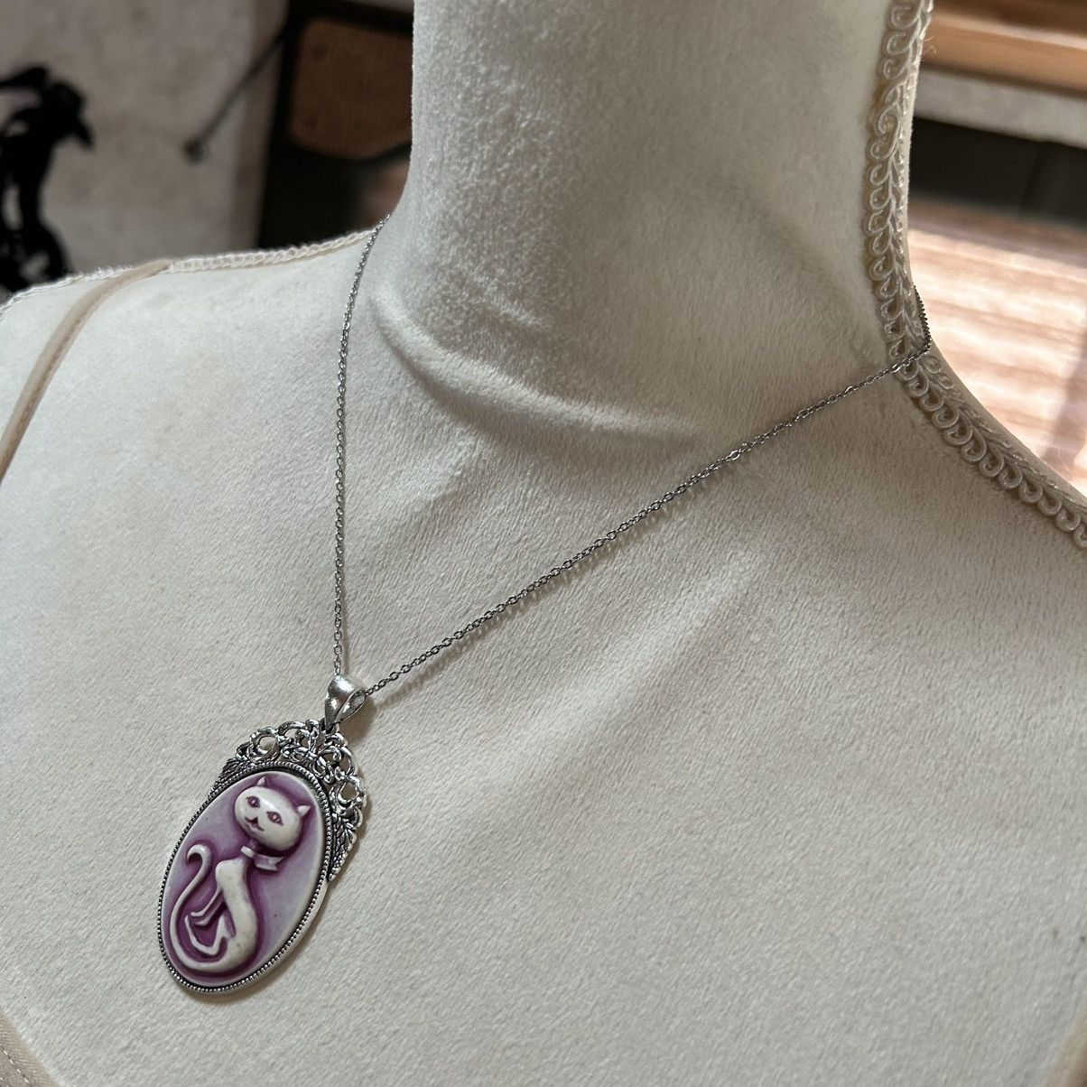 Handmade Handcrafted lilac sitting pretty kitty cat cameo necklace Size ONE SIZE - 4 Thumbnail