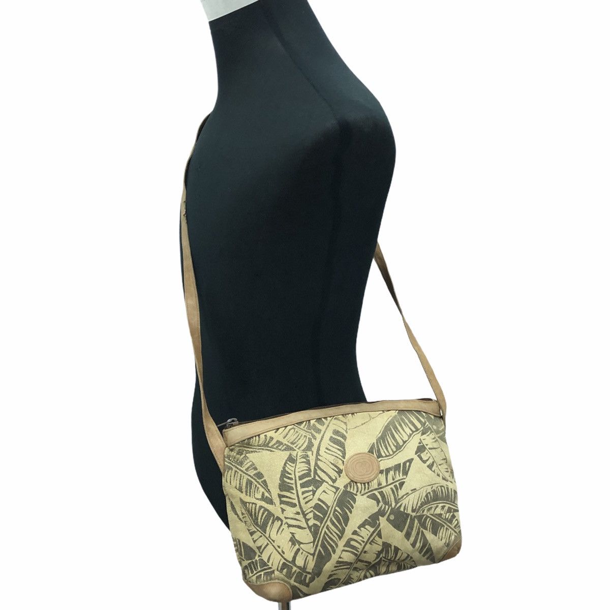Vintage ‼️YES‼️ AUTHENTIC VINTAGE GUCCI TAN LEAF PRINT SHOULDER BAG Size ONE SIZE - 15 Thumbnail