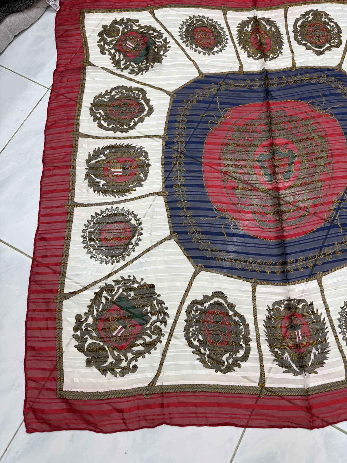 Hermes 🔥🔥🔥ARCHIVE VINTAGE HERMES LES ARMES DE PARIS SILK SCARF Size ONE SIZE - 8 Thumbnail