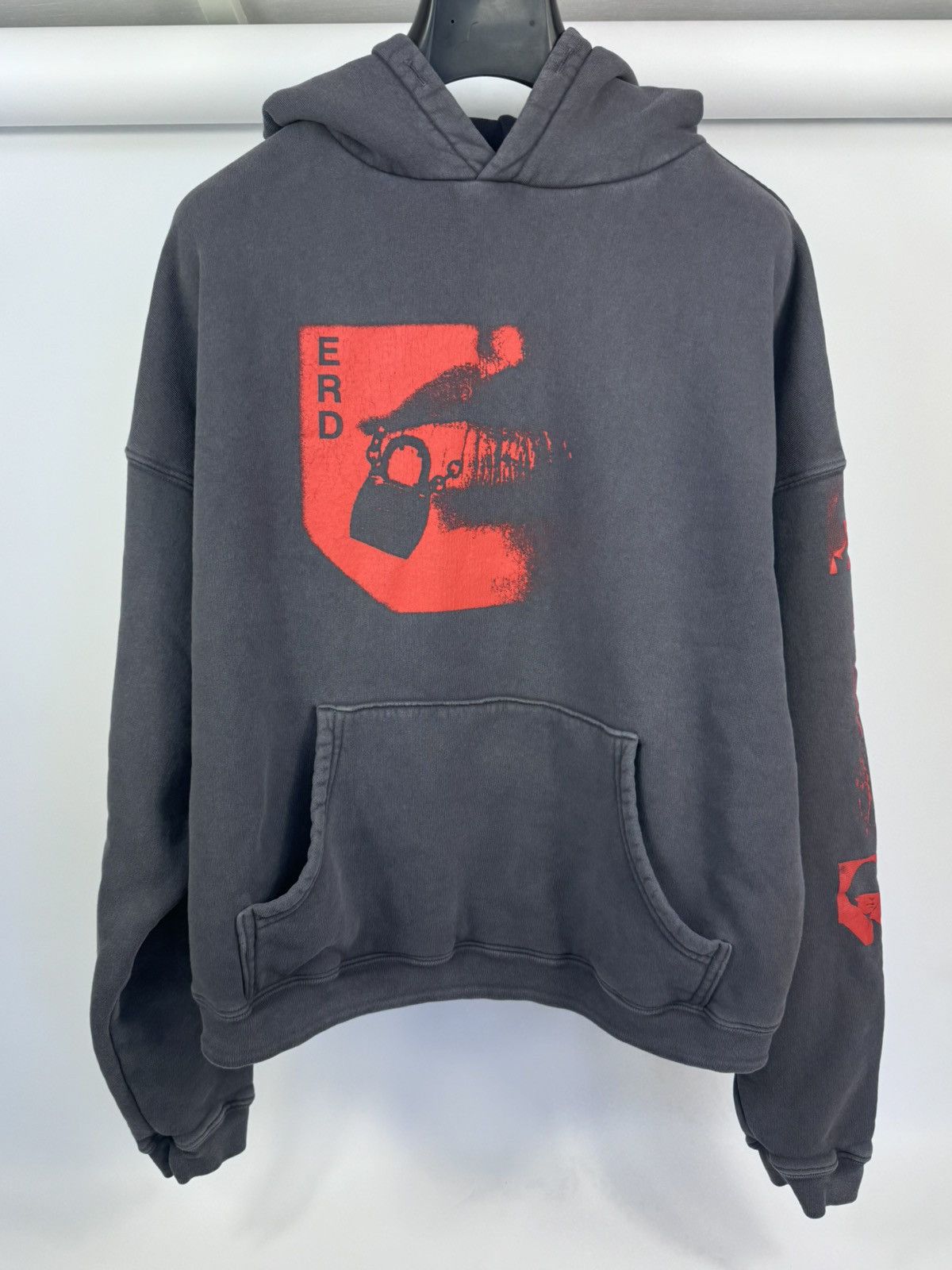 GRAPHIC LIPS PRINT HOODIE