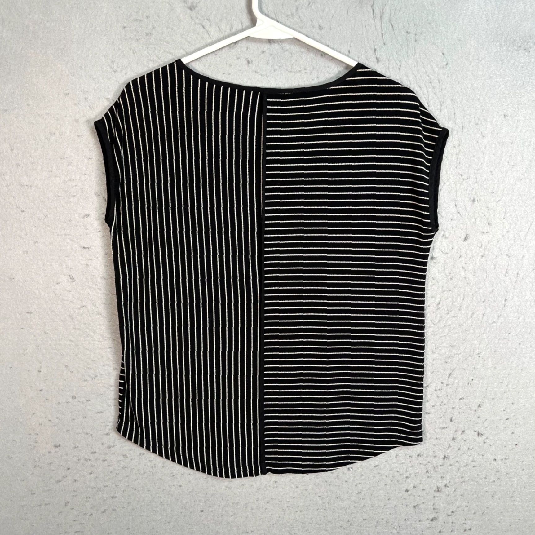 Banana Republic Banana Republic Womens XS Black & White Striped Cap Sleeve Top Polyester Blend Size XS / US 0-2 / IT 36-38 - 2 Thumbnail