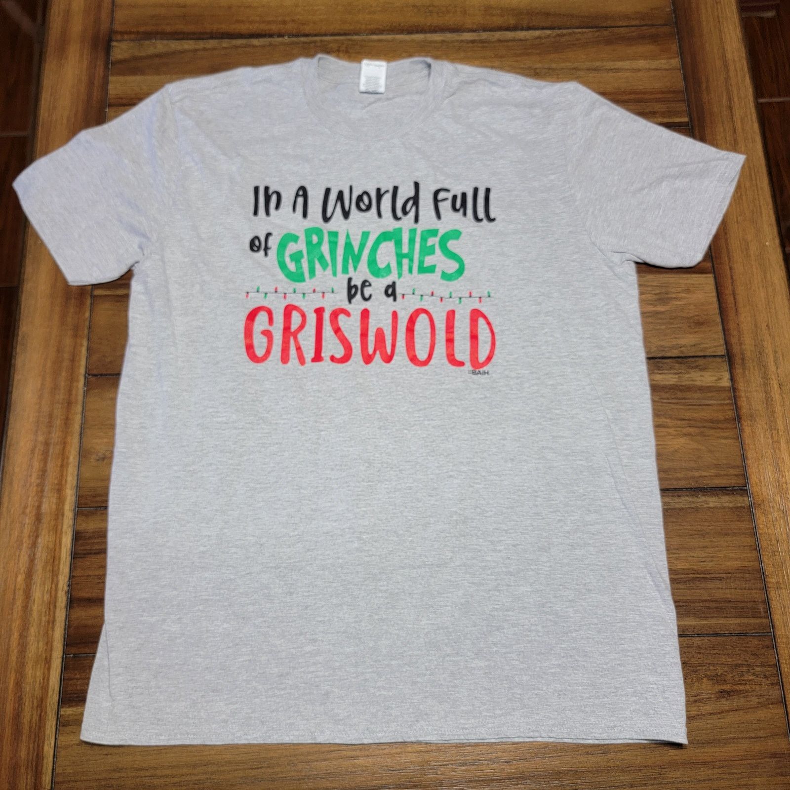 Gildan Unisex X-mas Tee "In a World Of Grinches Be A Griswold" - XL Size US XL / EU 56 / 4 - 1 Thumbnail