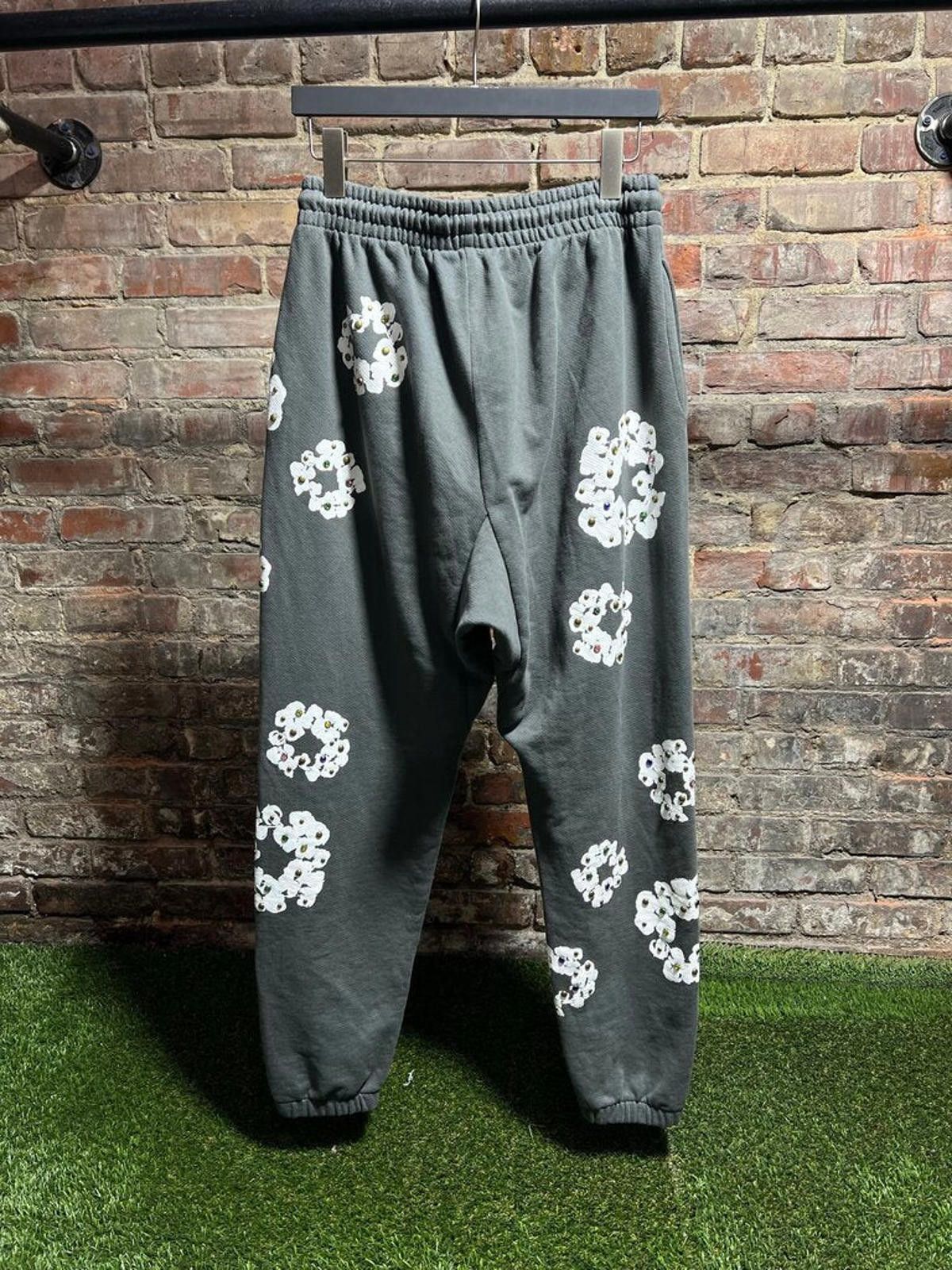 DENIM TEARS Denim Tears Rhinestone Cotton Wreath Sweatpants Grey Sz. M Size US 32 / EU 48 - 2 Thumbnail