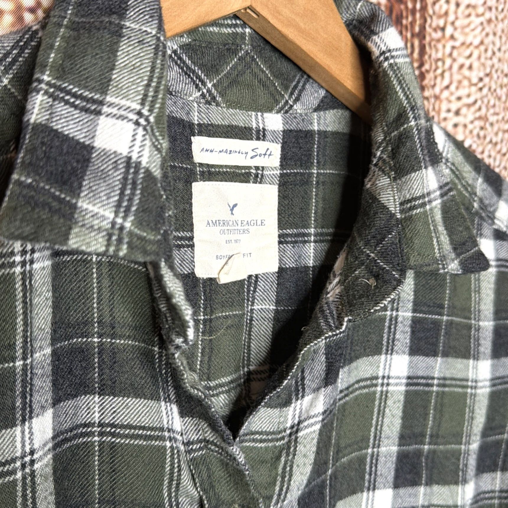 American Eagle Outfitters American Eagle Outfitters Shirt Women Small Green Flannel Boyfriend Fit Ahh-mazingly Soft Button-Up Size S / US 4 / IT 40 - 2 Thumbnail