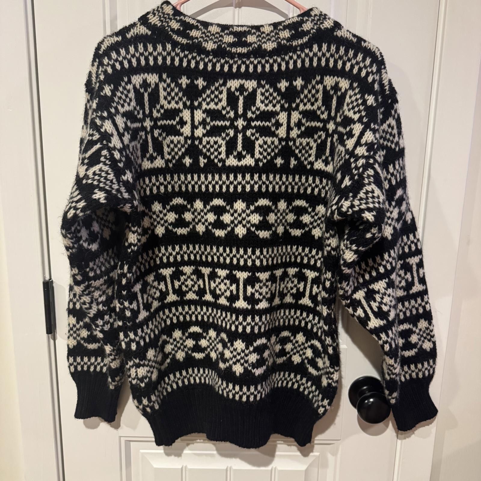Eddie Bauer VTG Eddie Bauer Black and White 100% Wool Sweater Size S/P Size US S / EU 44-46 / 1 - 1 Thumbnail