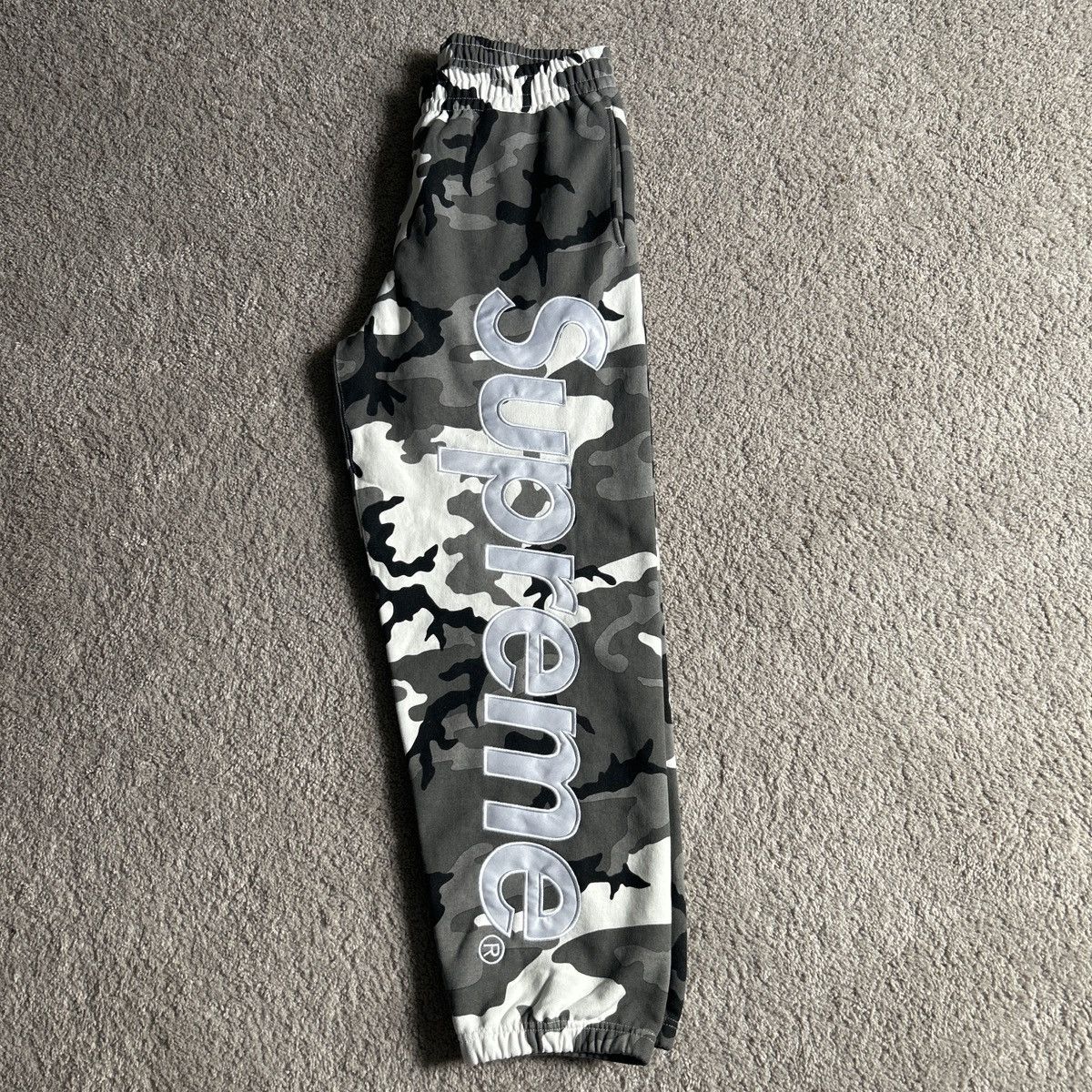 Supreme Supreme appliqué snow white sweatpants Size US 32 / EU 48 - 2 Thumbnail