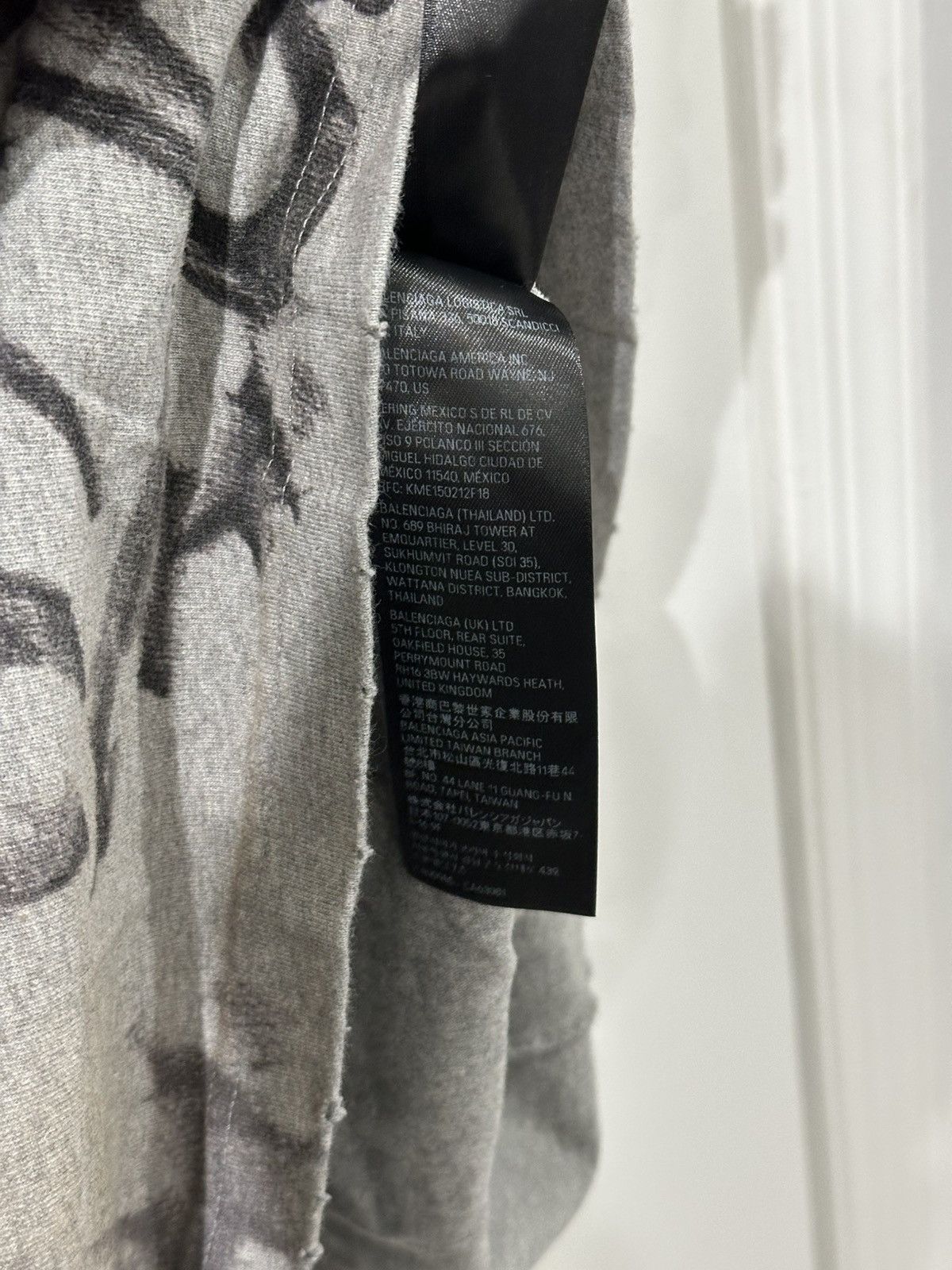 Balenciaga Balenciaga Skater Graffiti Distressed Logo T-Shirt Size 2 Size US L / EU 52-54 / 3 - 9 Thumbnail
