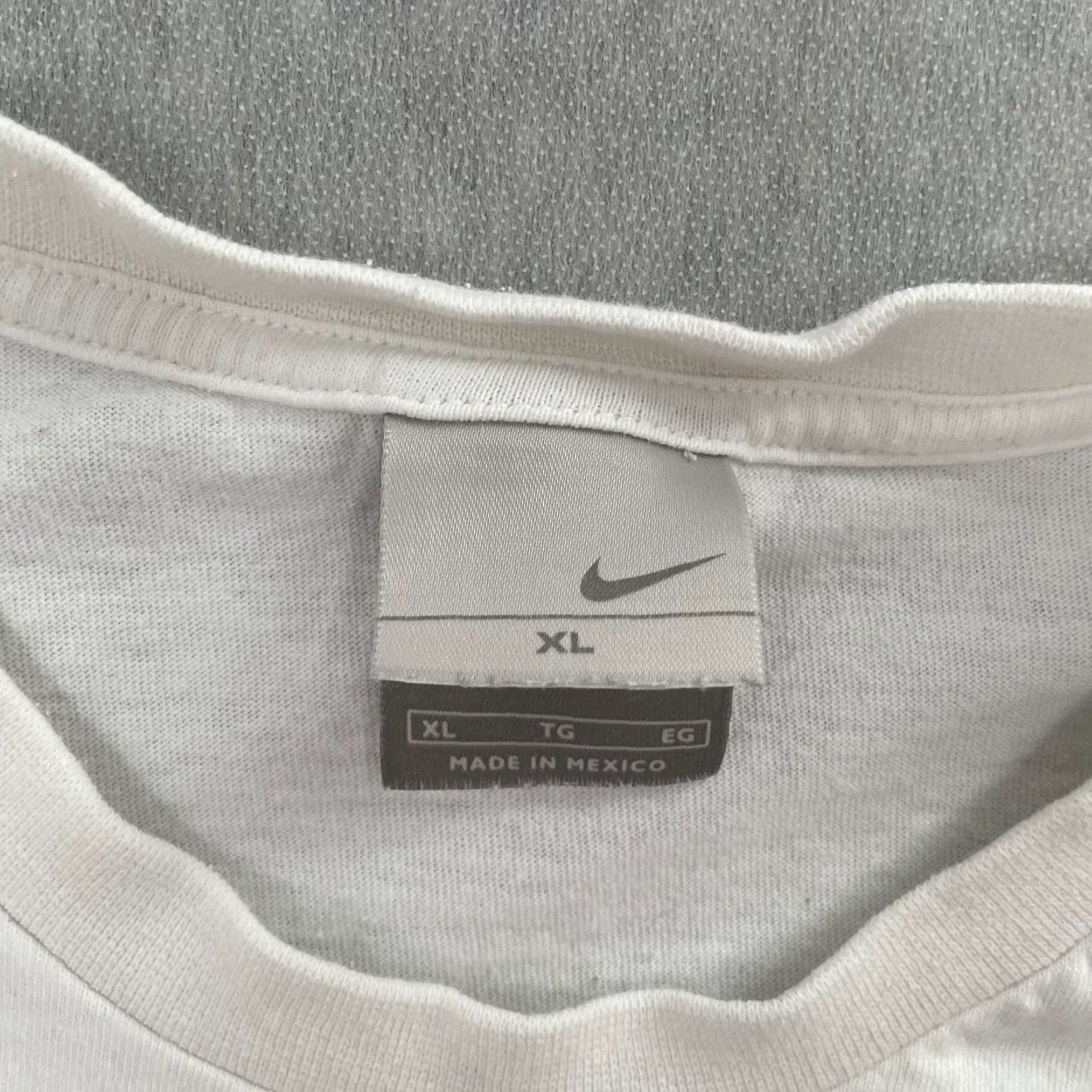 Nike VINTAGE Nike Shirt Adult XL White Long Sleeve Crew Neck Center Logo Mens Y2K Size US XL / EU 56 / 4 - 6 Thumbnail