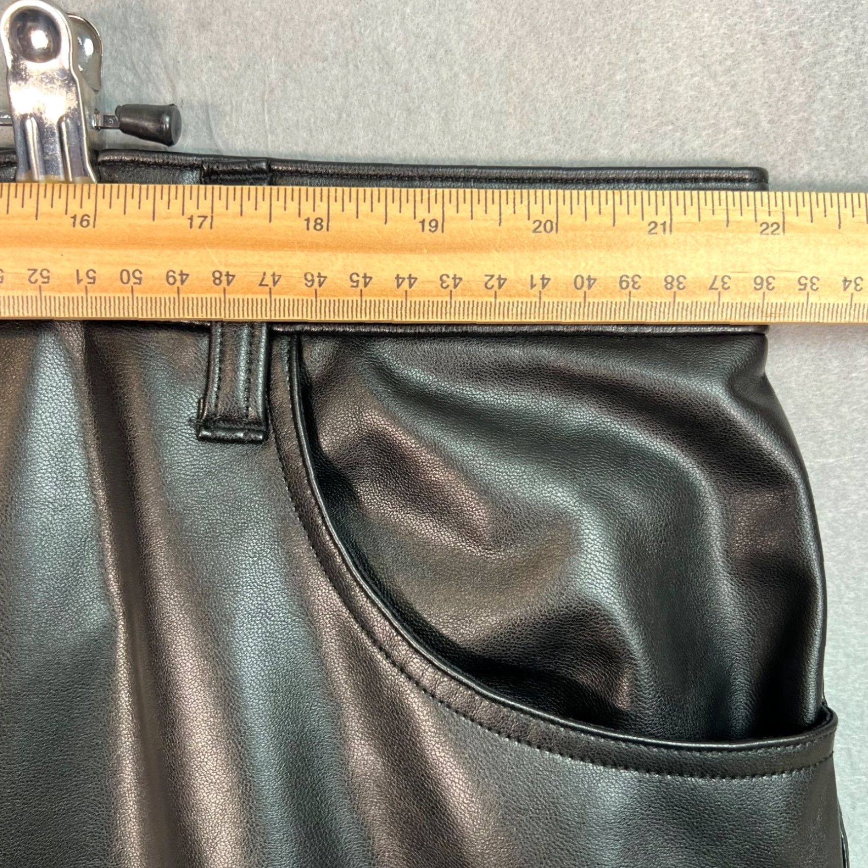 Abercrombie & Fitch VINTAGE Abercrombie & Fitch Womens Jeans 36/22L Faux Leather Ultra High Rise 90s Relaxed Straight 5-Pocket Black Wool? Size 25" / US 0 / IT 36 - 5 Thumbnail