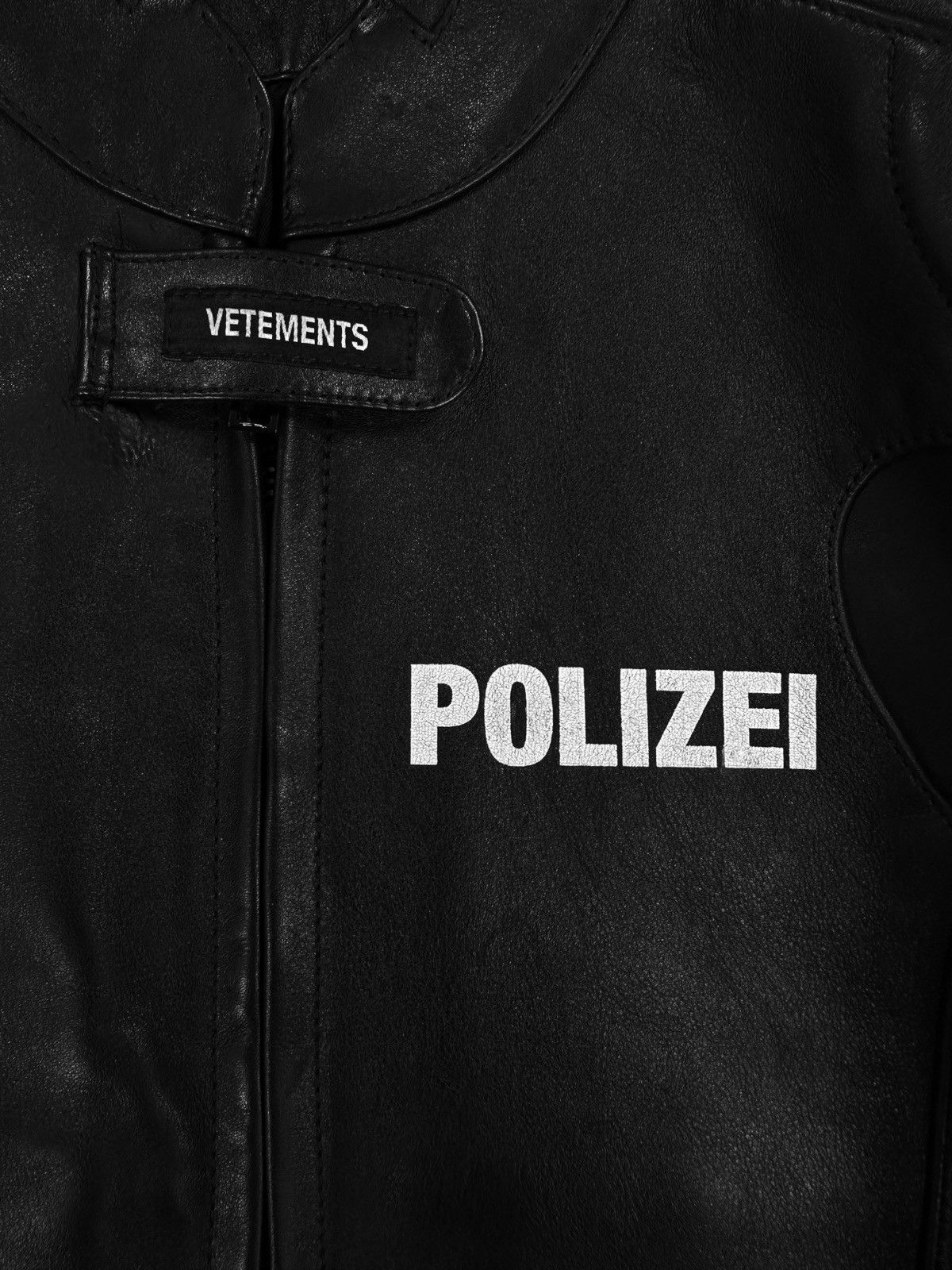 Vetements POLIZEI Styleレザージャケット VETEMENTS XS Black Leather POLIZEI Cropped Moto Jacket – Sui