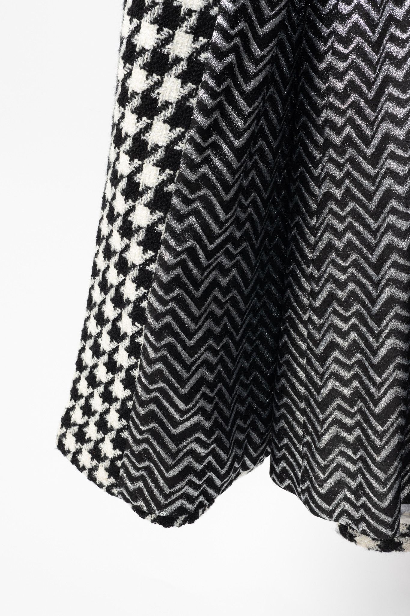 Chanel Chanel AW/19 Runway White/Black Houndstooth Wool-Tweed Coat Size S / US 4 / IT 40 - 12 Thumbnail