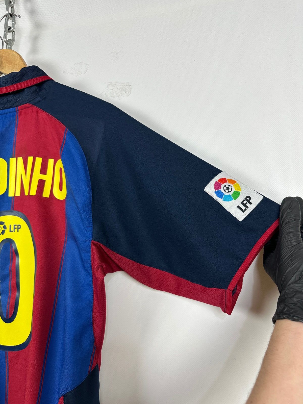 Nike 2003/04 Vintage Nike FC Barcelona Ronaldinho Soccer Jersey Size US M / EU 48-50 / 2 - 16 Thumbnail