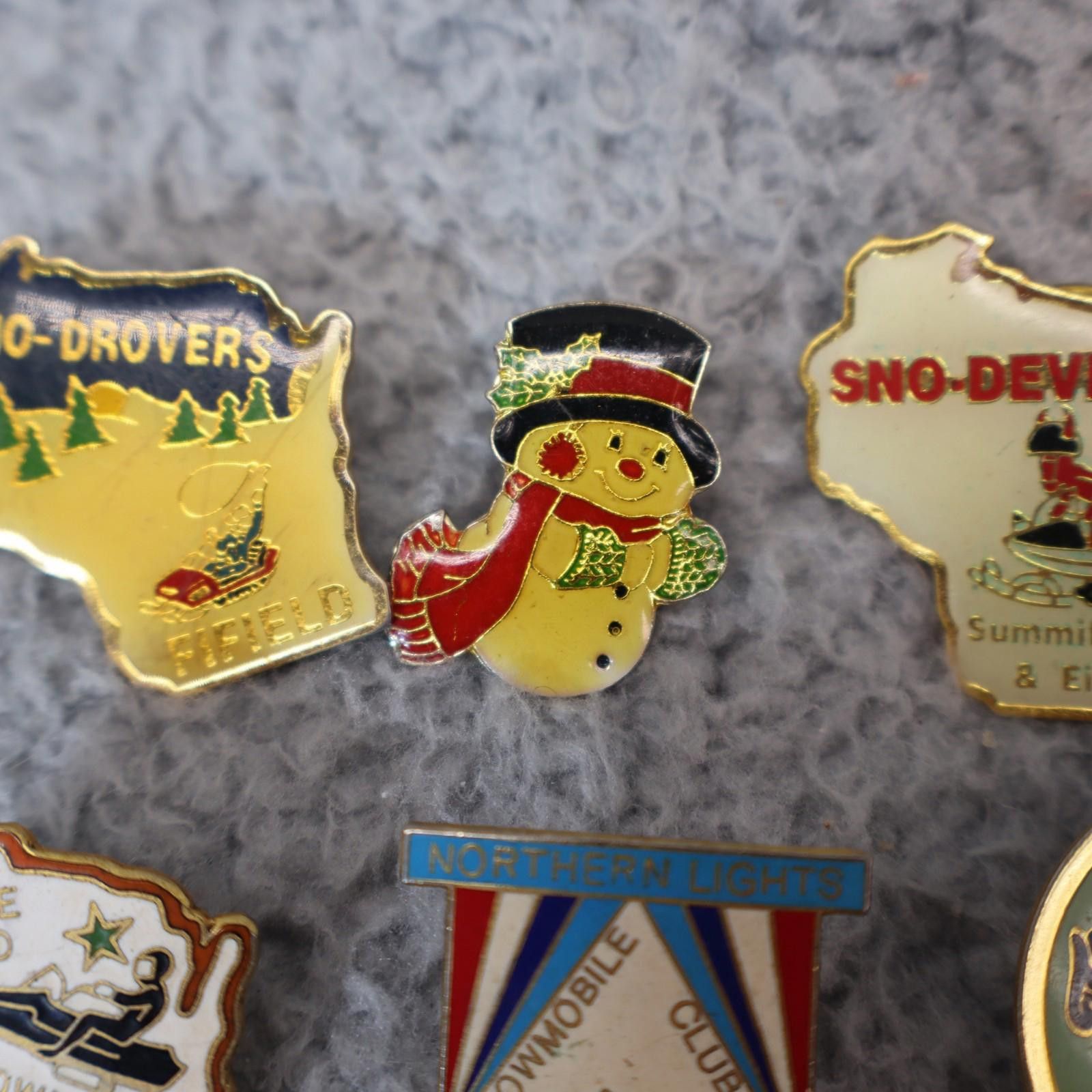 The Unbranded Brand 7 Piece Vtg Pin Lot Ski Sno-Devils Snowmobile Club Mountain Size ONE SIZE - 8 Thumbnail